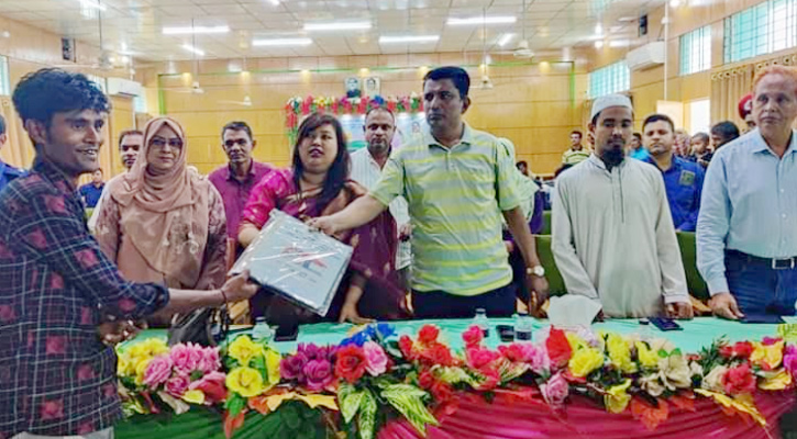 পেকুয়ার ২৭ পরিবারের মাথা গোঁজার ঠাঁই হল স্বপ্নের লাল টিনের ঘর