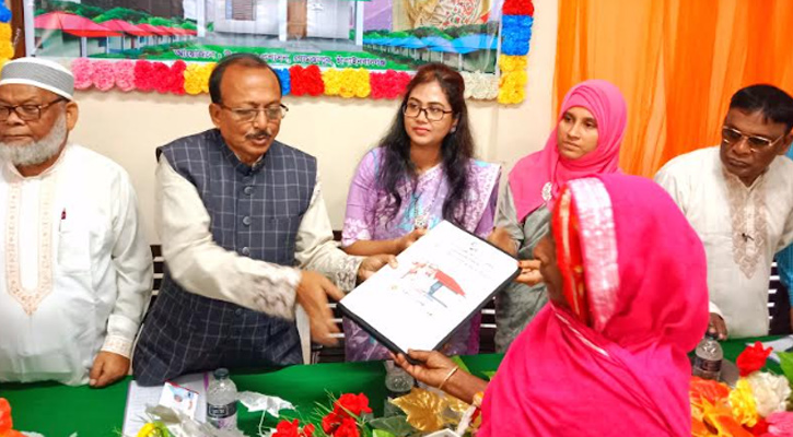 গোমস্তাপুরে প্রধানমন্ত্রীর উপহার পেল আরও ৭৫টি পরিবার