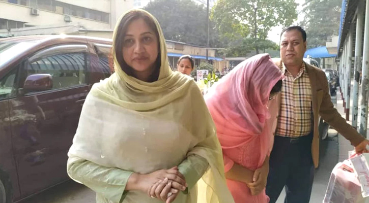 হটাৎ দেশে কোকোর স্ত্রী শর্মিলা