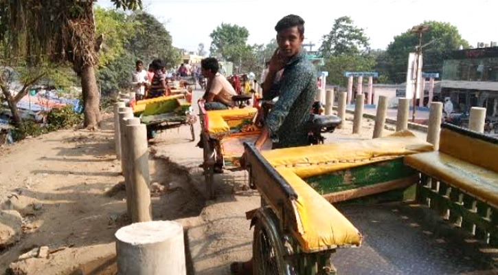 পাকা সড়কে অটো ভ্যান, ট্রাফিক পুলিশ দেখেই ভো দৌড়