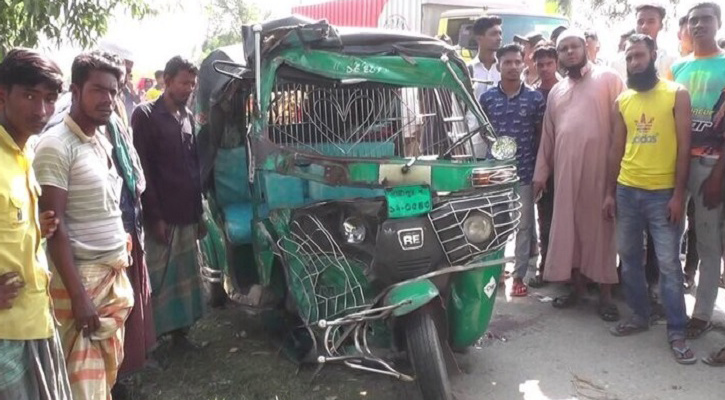 নরসিংদীতে কাভার্র ভ্যান-সিএনজির সংঘর্ষ, নিহত ২