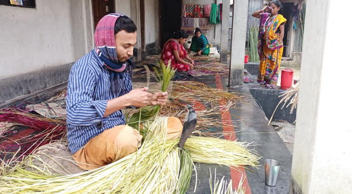 প্লাস্টিক পণ্যের দাপটে শীতল পাটি শিল্পের অচলাবস্থা