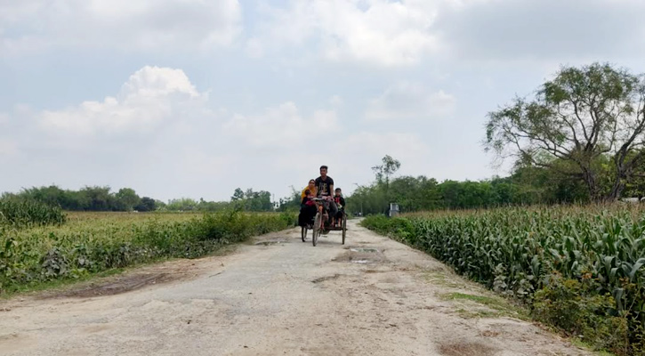 রাস্তা সংস্কারের অভাবে চলাচলে চরম দুর্ভোগ