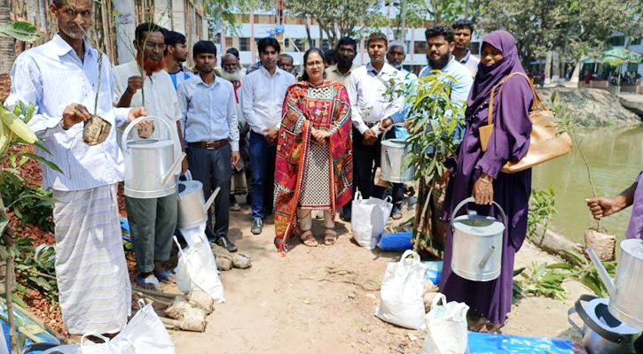 উল্লাপাড়ায় ১৫৬ পরিবার পেলেন কৃষি উপকরণাদি