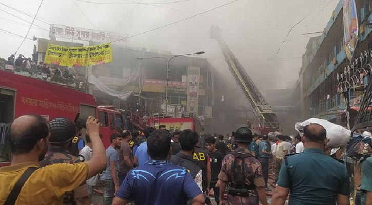 ‍‍`নিউমার্কেটে বুলডোজার থেকে আগুন‍‍`, সিটি করপোরেশনের না