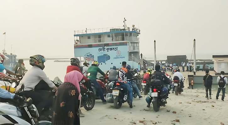 মোটরসাইকেল পারাপারে শিমুলিয়া-মাঝিকান্দি রুটে ফেরি চলাচল শুরু