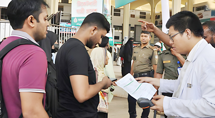 কমলাপুরে বাড়ছে যাত্রীদের চাপ, চলছে টিকিট চেকিং