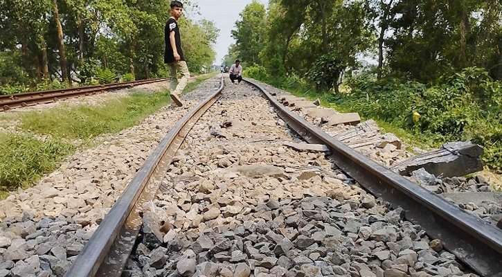 গরমে রেললাইনে বাঁক, বন্ধ ঢাকার সঙ্গে চট্টগ্রাম-সিলেটের রেল যোগাযোগ