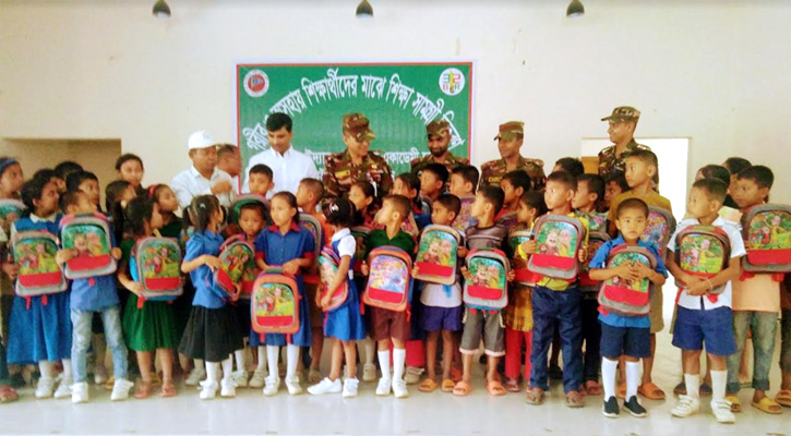 বিলাইছড়িতে শিক্ষার্থীর মাঝে সেনাজোনের শিক্ষা উপকরণ বিতরণ