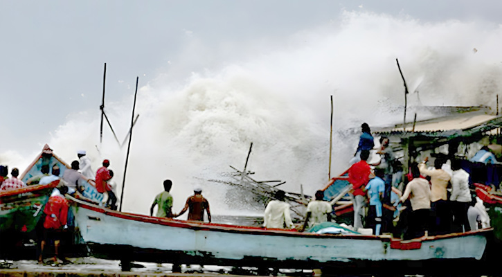 ১৮০ কি.মি. গতিতে উপকূলে তাণ্ডব চালাচ্ছে মোখা