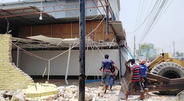 নকশা বর্হিভূতভাবে নির্মাণ করা ভবনের অতিরিক্ত অংশ ভাঙলো খুলনা কেডিএ