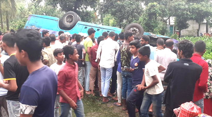 পঞ্চগড়ের নিয়ন্ত্রণ হারিয়ে চা বাগানে যাত্রীবাহী বাস, আহত ১২