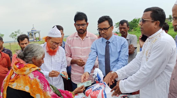 মদনে ঝড়ে ক্ষতিগ্রস্তদের মাঝে নগদ অর্থ ও চাল বিতরণ