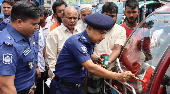 মানিকগঞ্জে যানজট নিরসনে পুলিশের ব্যতিক্রমী উদ্যোগ