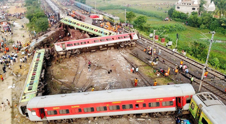 ভারতে রেল দুর্ঘটনায় নিহত বেড়ে প্রায় তিনশো