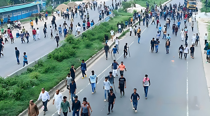 কুমিল্লায় সংঘর্ষ: ঢাকা-চট্টগ্রাম মহাসড়কে যান চলাচল বন্ধ