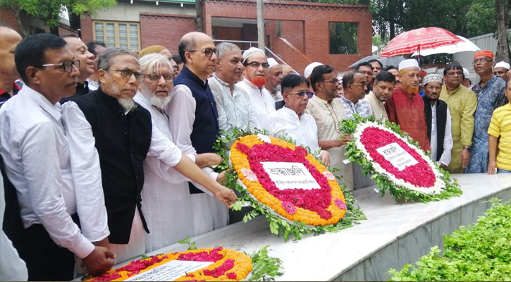 জাতির পিতার সমাধিতে কুমিল্লা মহানগর আ.লীগের শ্রদ্ধা