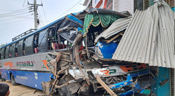 চাকা ব্লাস্ট হয়ে বাস ঢুকে গেল মার্কেটে, আহত ২০