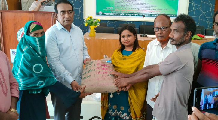 বড়াইগ্রামে ৯০০ কৃষকের মাঝে কৃষি প্রণোদনা বিতরণ