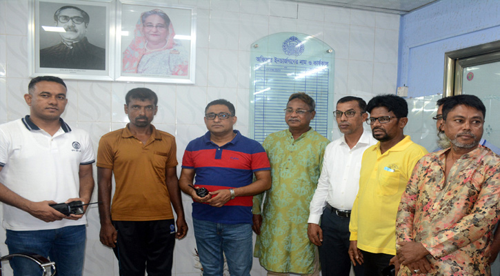 যশোরে ৮ নিহতের ঘটনায় বাস চালককে পুলিশের হাতে তুলে দিল শ্রমিক নেতৃবৃন্দ