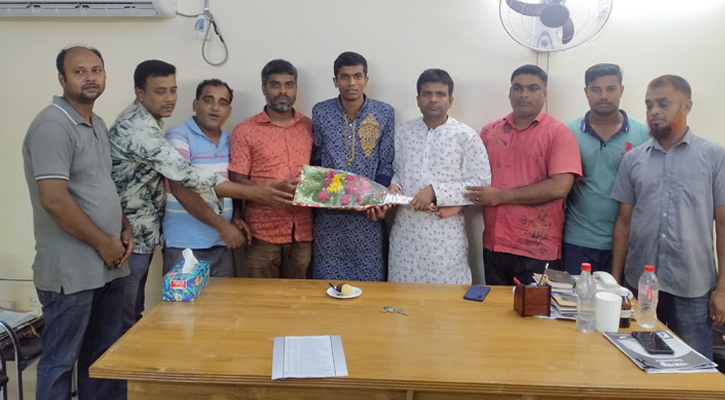 সার্জেন্ট হওয়া শিক্ষার্থীকে সংবর্ধনা দিল হল কর্তৃপক্ষ