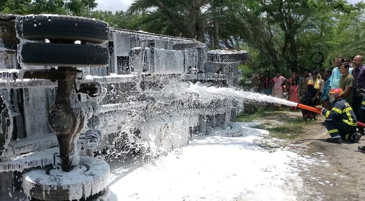 গ্যাস বোঝাই ট্রাকে আগুন