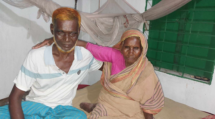বাড়ি ছাড়ার ৫২ বছর পর মায়ের কাছে ফিরল সন্তান