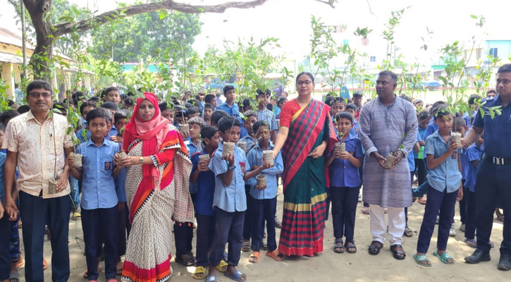 লালপুর প্রাকীর্তি ফাউন্ডেশনের উদ্যোগে বৃক্ষ বিতরণ