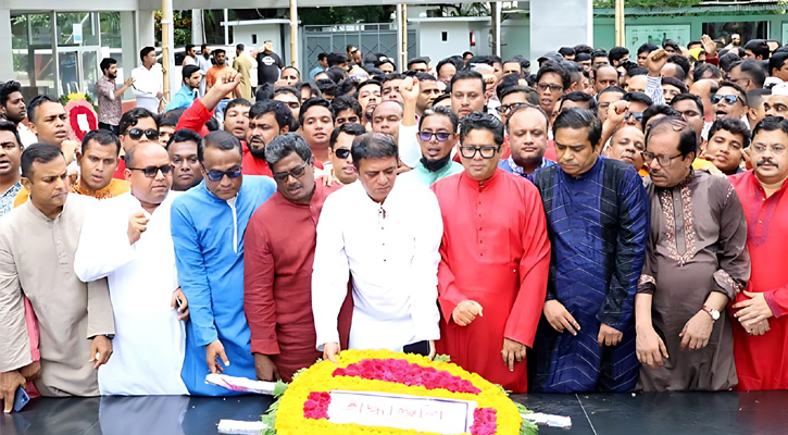 স্বেচ্ছাসেবক লীগের প্রতিষ্ঠাবার্ষিকীতে বঙ্গবন্ধুর প্রতিকৃতিতে শ্রদ্ধা