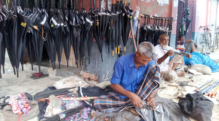 বর্ষার আগমণী বার্তায় আত্রাইয়ে ব্যস্ততা বেড়েছে ছাতা কারিগরদের