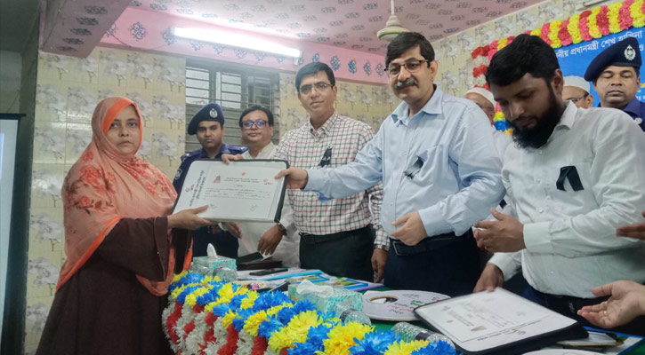 ভাঙ্গায় ভূমিহীন ও গৃহহীন ১৬৪ পরিবারের মাঝে চাবি হস্তান্তর