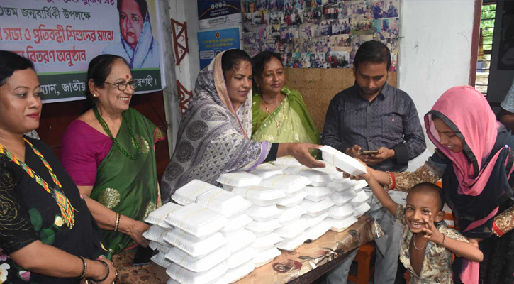 বঙ্গমাতার জন্মদিন উপলক্ষে রাজশাহীতে প্রতিবন্ধীদের খাবর বিতরণ