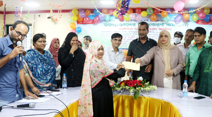 শ্রীপুরে নারী উদ্যোক্তাদের উদ্বুদ্ধকরণ সভা ও চেক বিতরণ