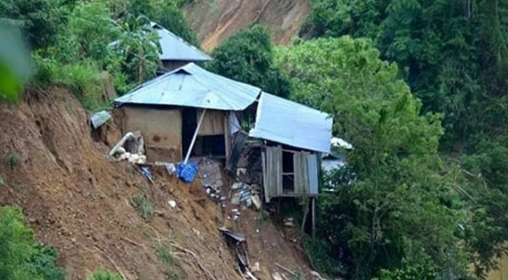চট্টগ্রামে পাহাড় ধসে বাবা-মেয়ের মৃত্যু