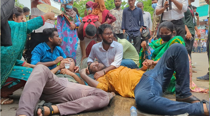 নীলক্ষেতে অবরোধে সাত কলেজের কয়েকজন শিক্ষার্থী অসুস্থ