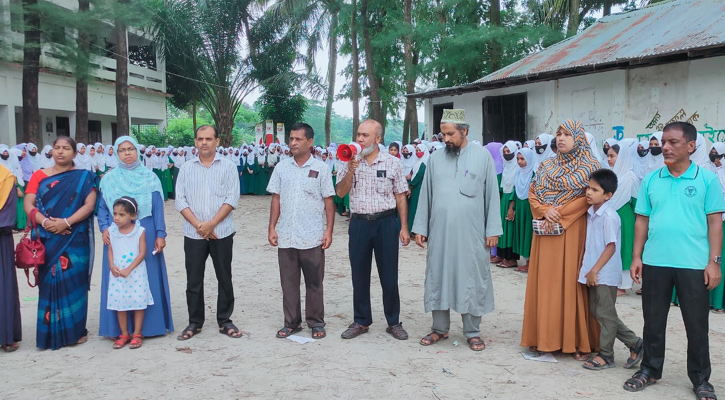 লক্ষ্মীপুরে স্কুল শিক্ষকসহ পরিবারের উপর হামলার প্রতিবাদে মানববন্ধন