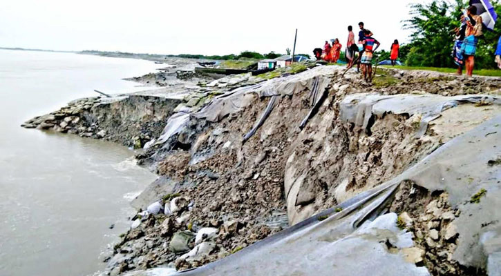 বেড়িবাঁধে ভাঙন হুমকিতে কয়রায় একাধিক গ্রাম