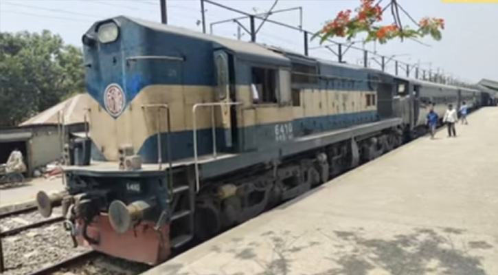 বড় দুর্ঘটনা থেকে রক্ষা পেল রাজবাড়ী এক্সপ্রেস ট্রেন
