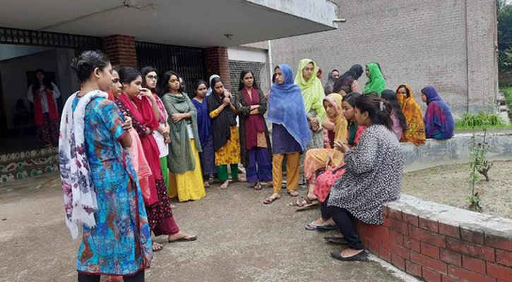 রাবিতে অবৈধ সিট ছাড়তে বলায় হল গেটে ছাত্রলীগ নেত্রীর তালা
