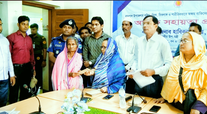 রামপালে উপমন্ত্রী‍‍`র ঐচ্ছিক তহবিলের অর্থ প্রদান ও বিভিন্ন কর্মসূচিতে অংশগ্রহণ