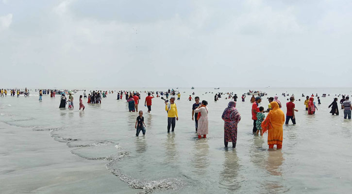 কুয়াকাটা সৈকতে পর্যটকদের ভিড়; ফাঁকা নেই হোটেল-মোটেল