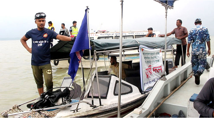 মেঘনায় ট্রলারডুবি: মায়ের মরদেহ উদ্ধার, নিখোঁজ ২ মেয়েসহ ৫