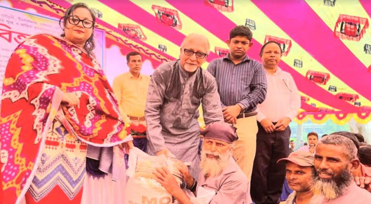উল্লাপাড়ায় বিনামূল্যে সার ও সরিষা বীজ পেলেন কৃষকরা