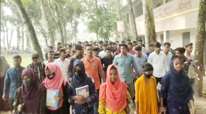 হরতাল-অবরোধের প্রতিবাদে নিয়ামতপুর সরকারি কলেজে বিক্ষোভ