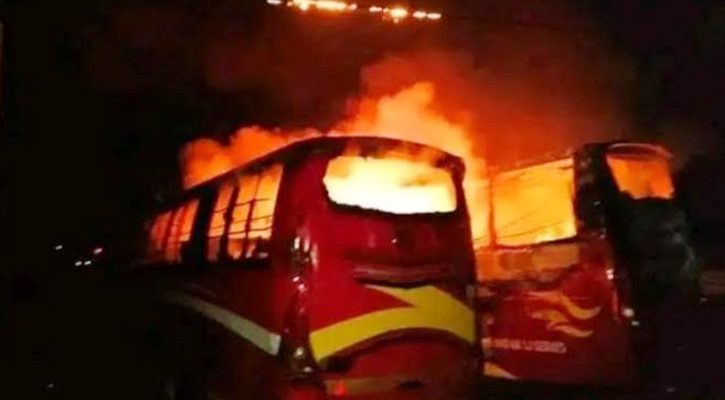 সাতকানিয়ায় তিন বাসে আগুন