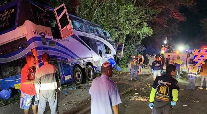 নিয়ন্ত্রণ হারিয়ে গাছে বাসের ধাক্কা, নিহত ১৪