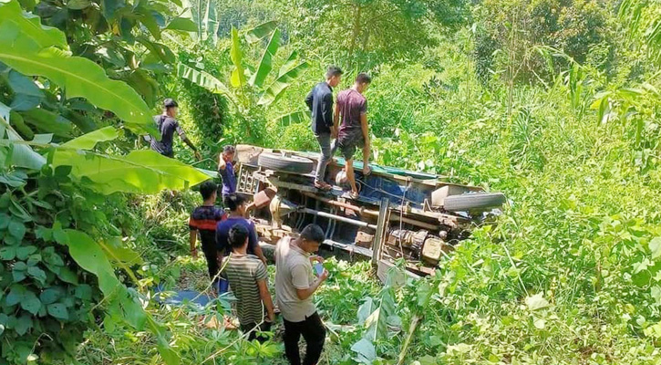 রুমায় চাঁদের গাড়ি খাদে পড়ে নিহত ২ পর্যটক