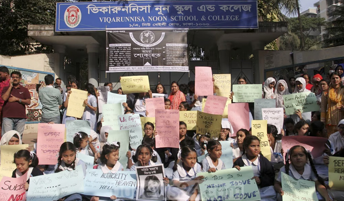 ছাত্রীকে যৌন হয়রানি : শিক্ষকের বরখাস্ত চাইলেন ছাত্রীরা