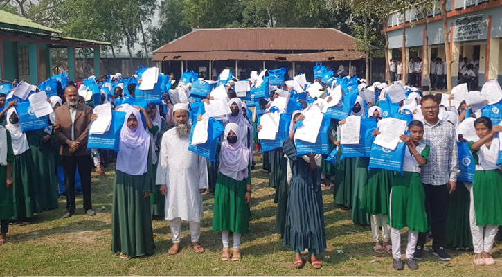 শতাধিক কিশোরীরা পেলো স্বাস্থ্য সুরক্ষা সামগ্রী