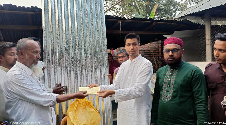 ঘোড়াঘাটে অগ্নিকান্ডে ক্ষতিগ্রস্ত পরিবারের পাশে দাঁড়ালেন ইউএনও